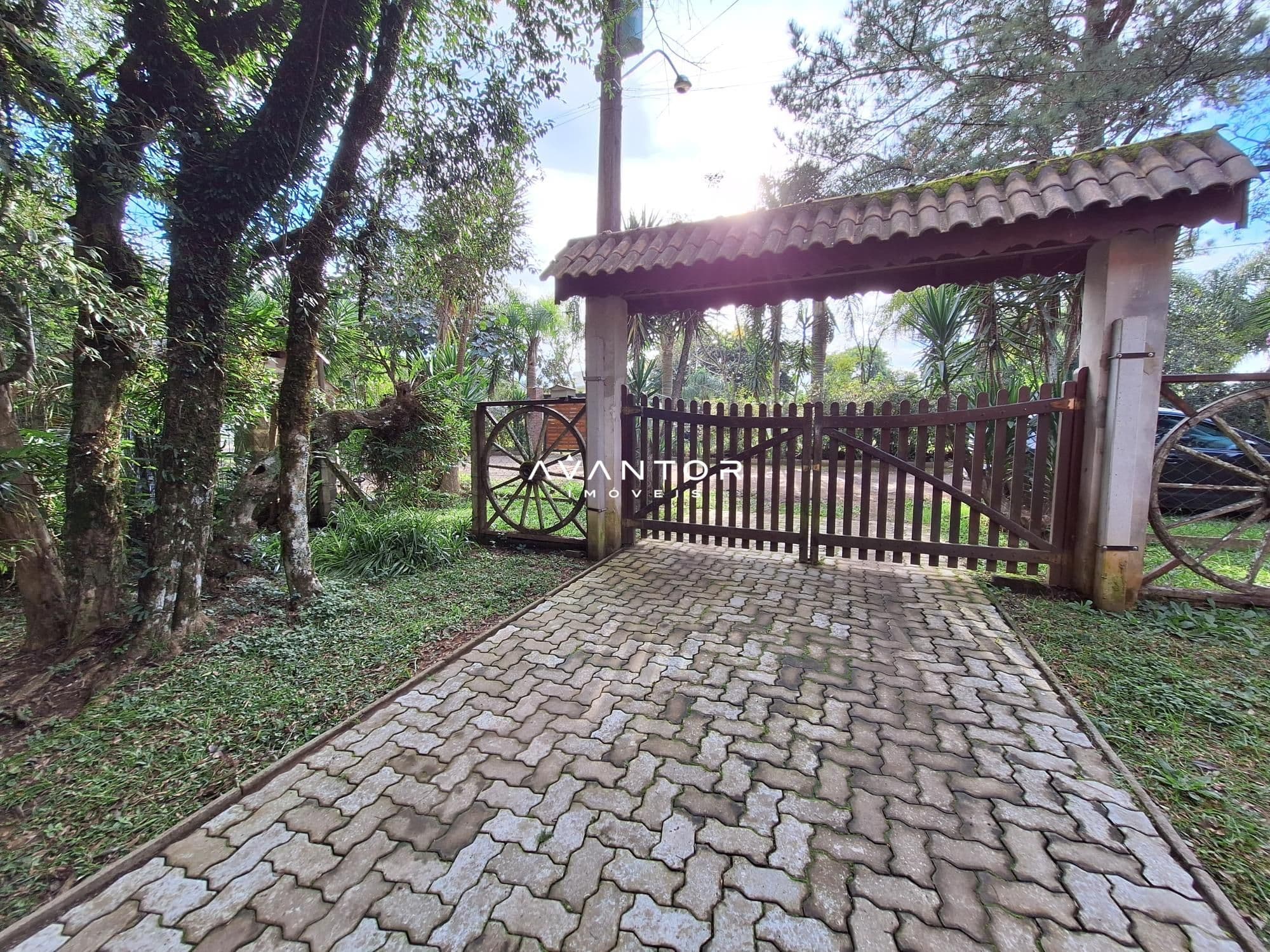Entrada da propriedade com portão e garagem — Casa com 2 quartos à venda em Parque Serrano I, Itaara/RS