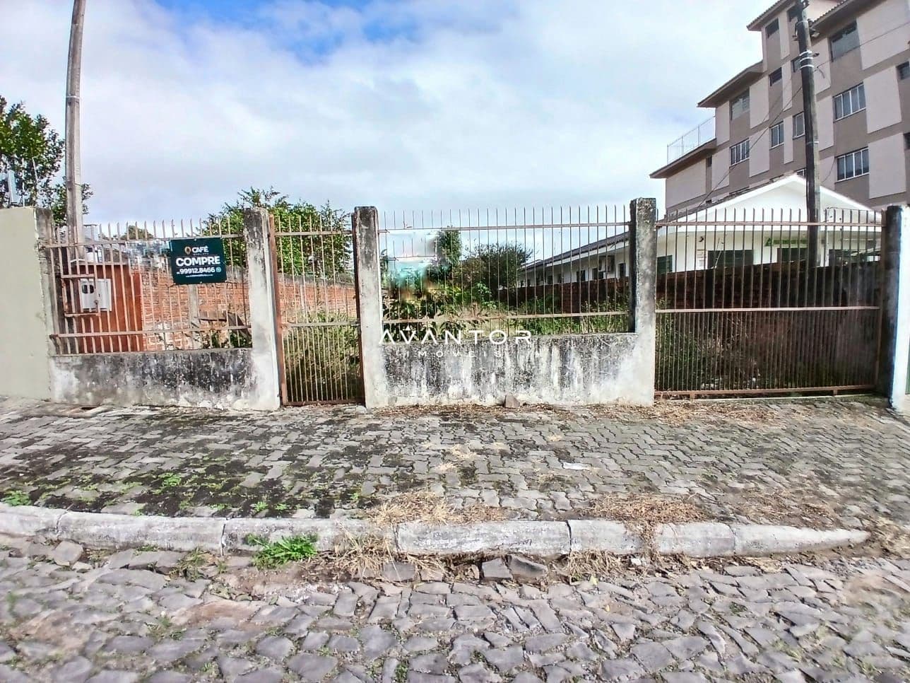 Fachada do terreno com portão — Terreno à venda em Passo D'Areia, Santa Maria/RS