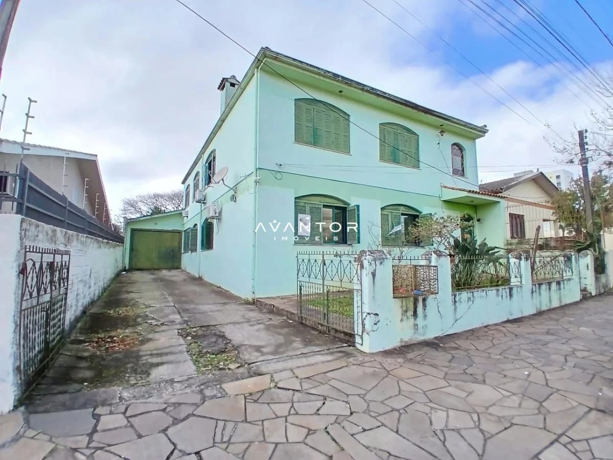 Fachada da casa com garagem — Casa com 5 quartos à venda em Passo D'Areia, Santa Maria/RS