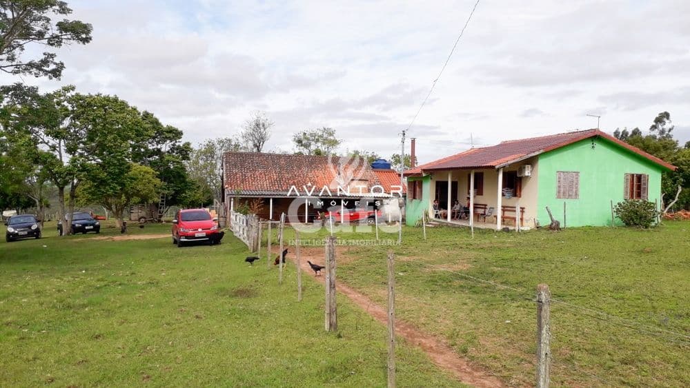 Fachada da casa com pátio e garagem — Chácara com 3 quartos à venda em Zona Rural, São Sepé/RS
