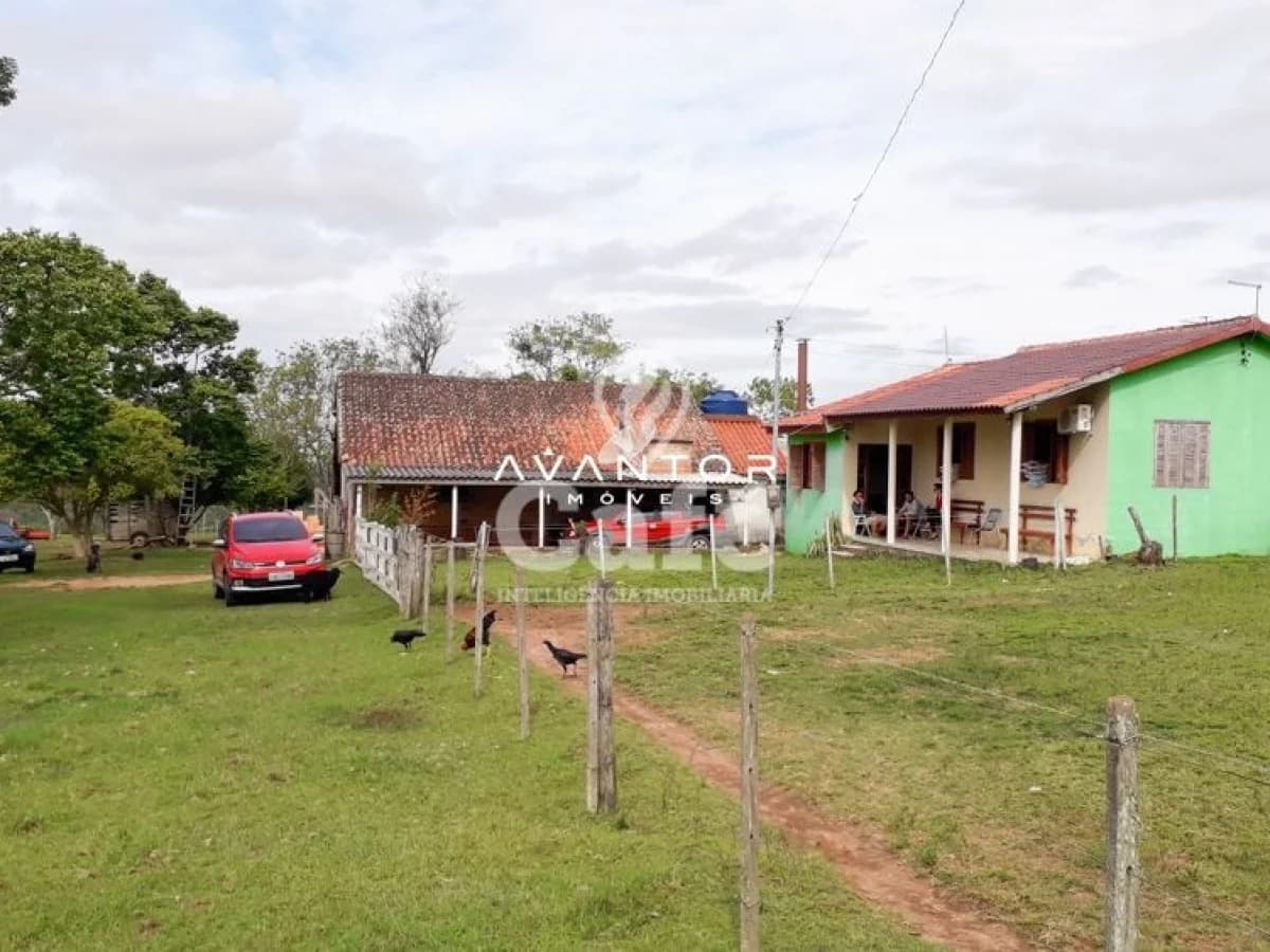 Fachada da casa com pátio e garagem — Chácara com 3 quartos à venda em Zona Rural, São Sepé/RS