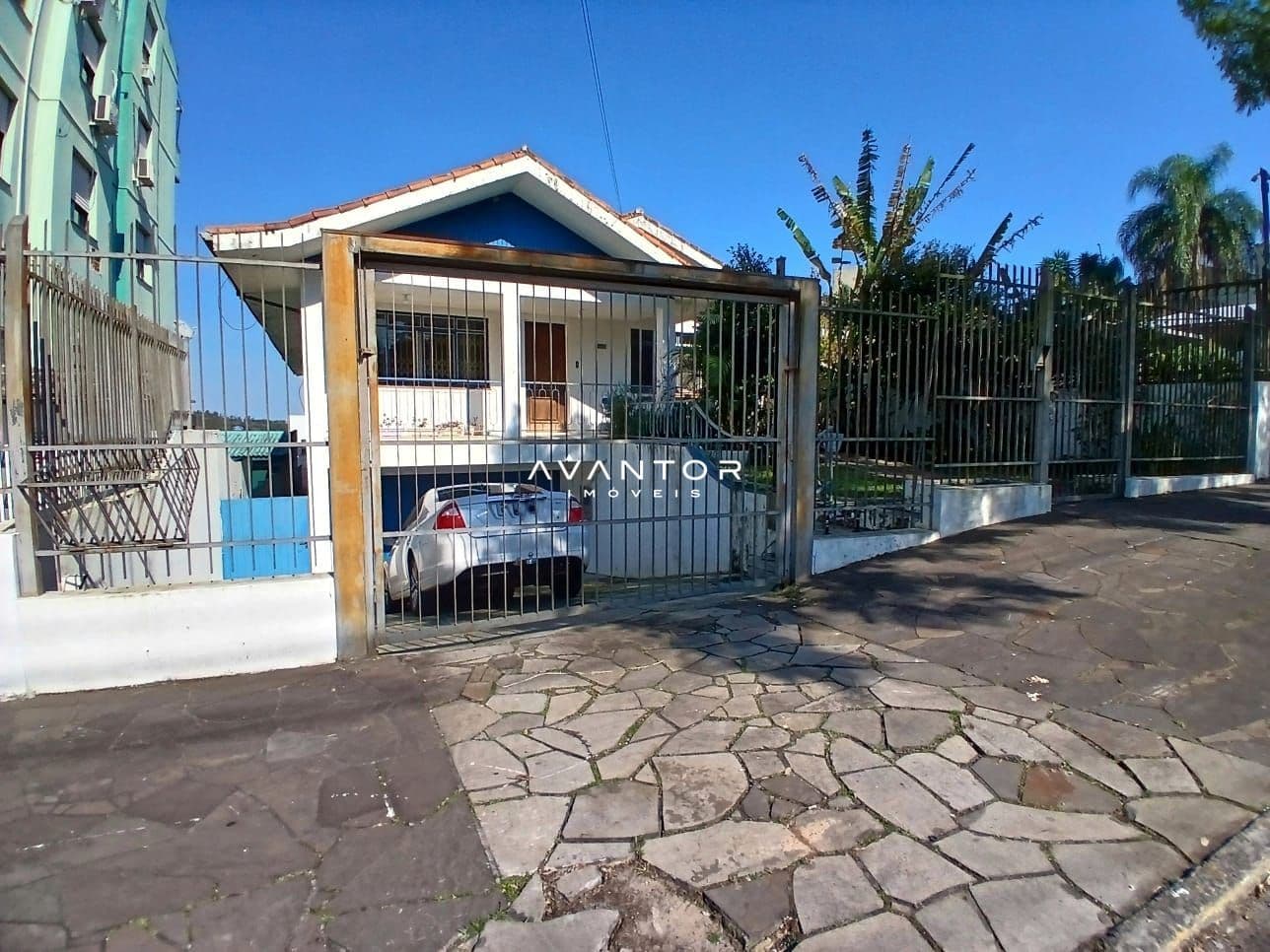 Fachada da casa com garagem — Casa com 6 quartos à venda em Nossa Senhora de Lourdes, Santa Maria/RS