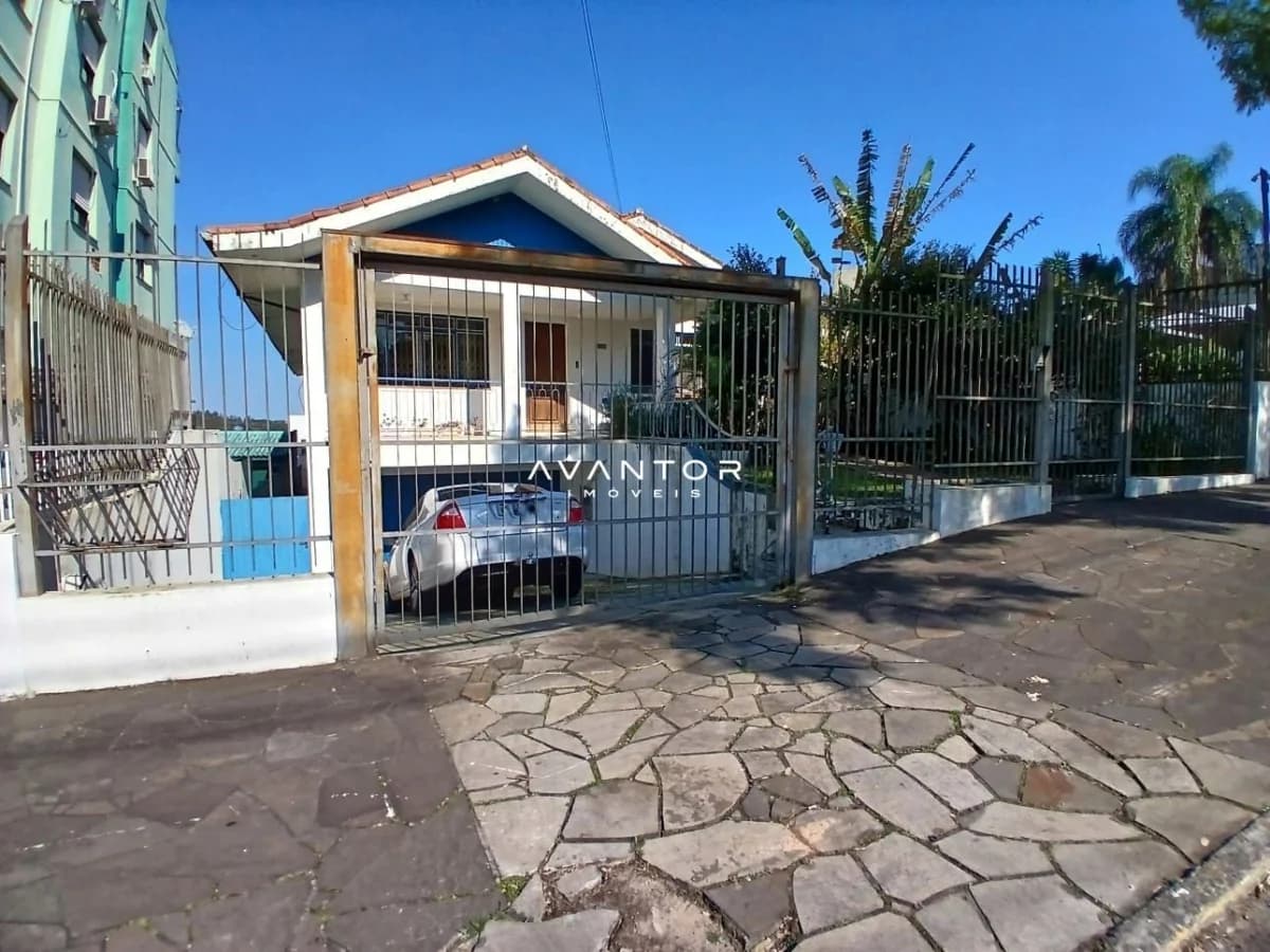 Fachada da casa com garagem — Casa com 6 quartos à venda em Nossa Senhora de Lourdes, Santa Maria/RS