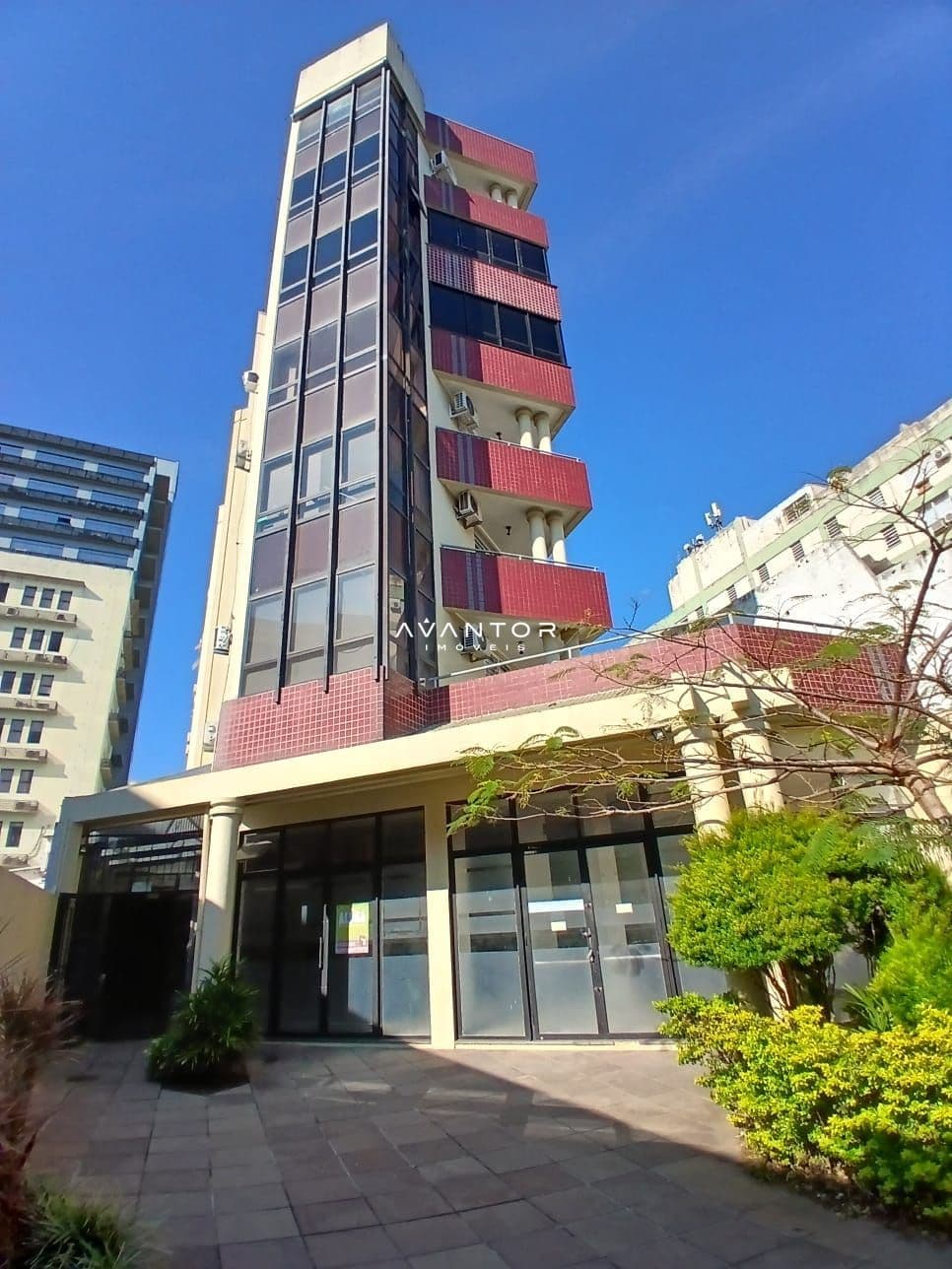Fachada do prédio com entrada — Sala Comercial com 3 salas à venda em Centro, Santa Maria/RS