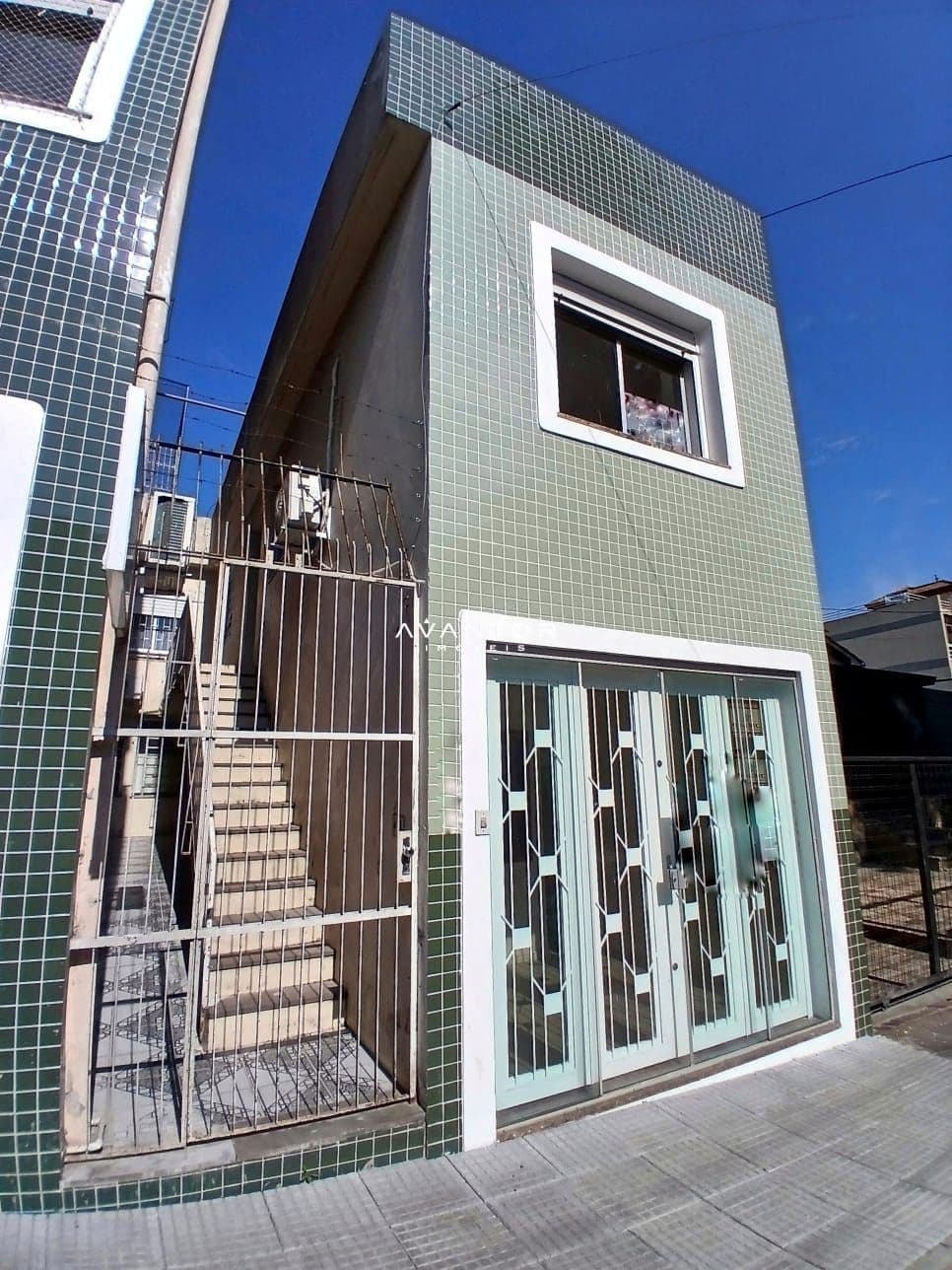 Fachada da casa com portão de entrada — Apartamento com 1 quarto para alugar em Centro, Santa Maria/RS