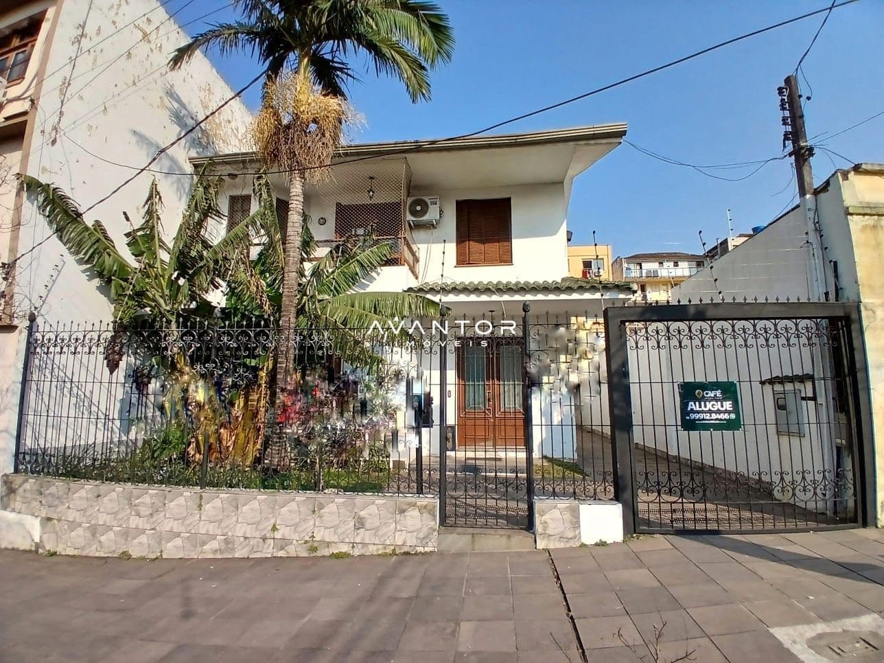 Fachada da casa com portão — Casa com 4 quartos para alugar em Centro, Santa Maria/RS