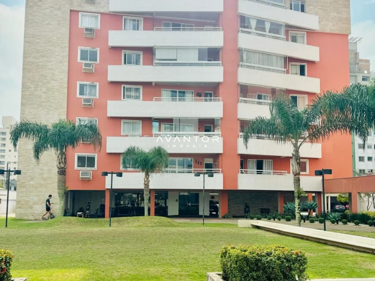 Fachada do prédio com pátio frontal — Apartamento com 3 quartos à venda em Dom Bosco, Itajaí/SC