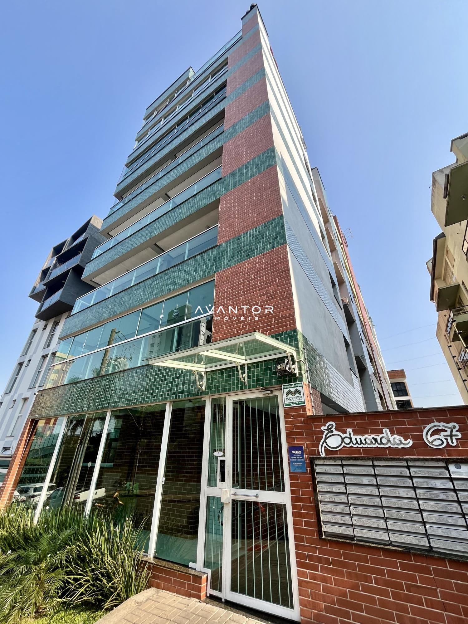 Fachada do prédio com tijolos e vidro — Apartamento com 2 quartos à venda em Nossa Senhora de Lourdes, Santa Maria/RS