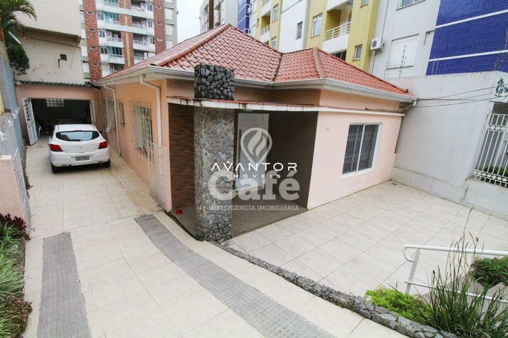 Fachada da casa com telhado cerâmico — Casa com 3 quartos à venda em Centro, Santa Maria/RS