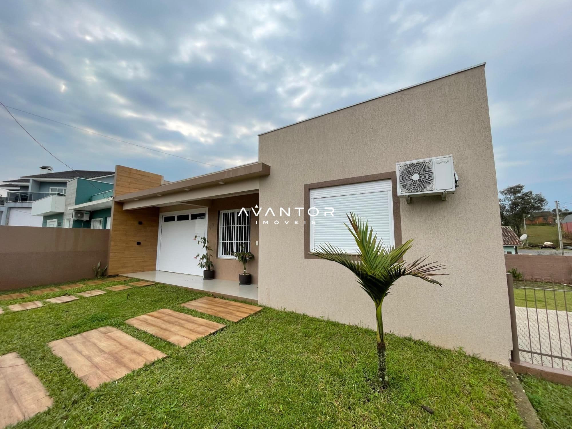 Fachada da casa com pátio — Casa com 2 quartos à venda em Silveira Martins, Silveira Martins/RS