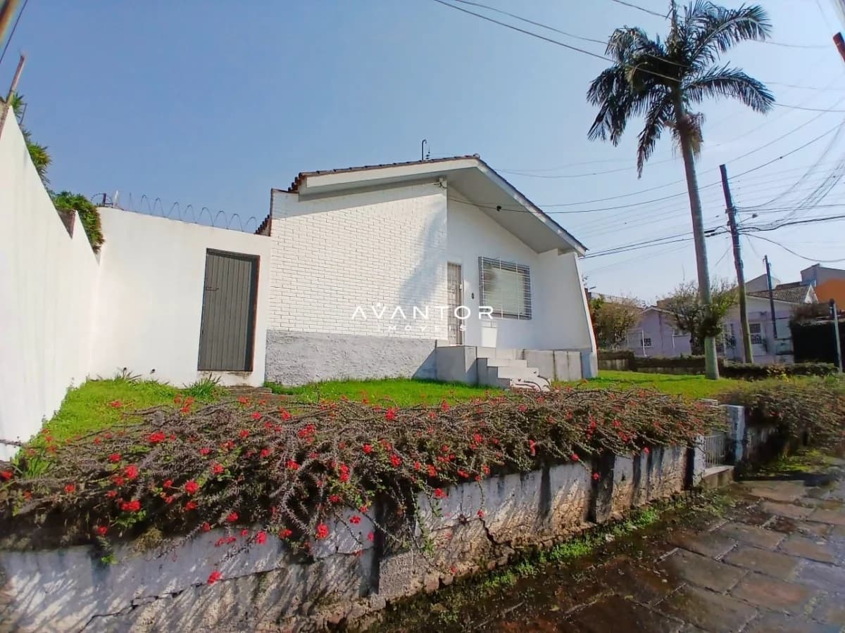 Fachada da casa com área externa — Casa com 3 quartos à venda em Patronato, Santa Maria/RS