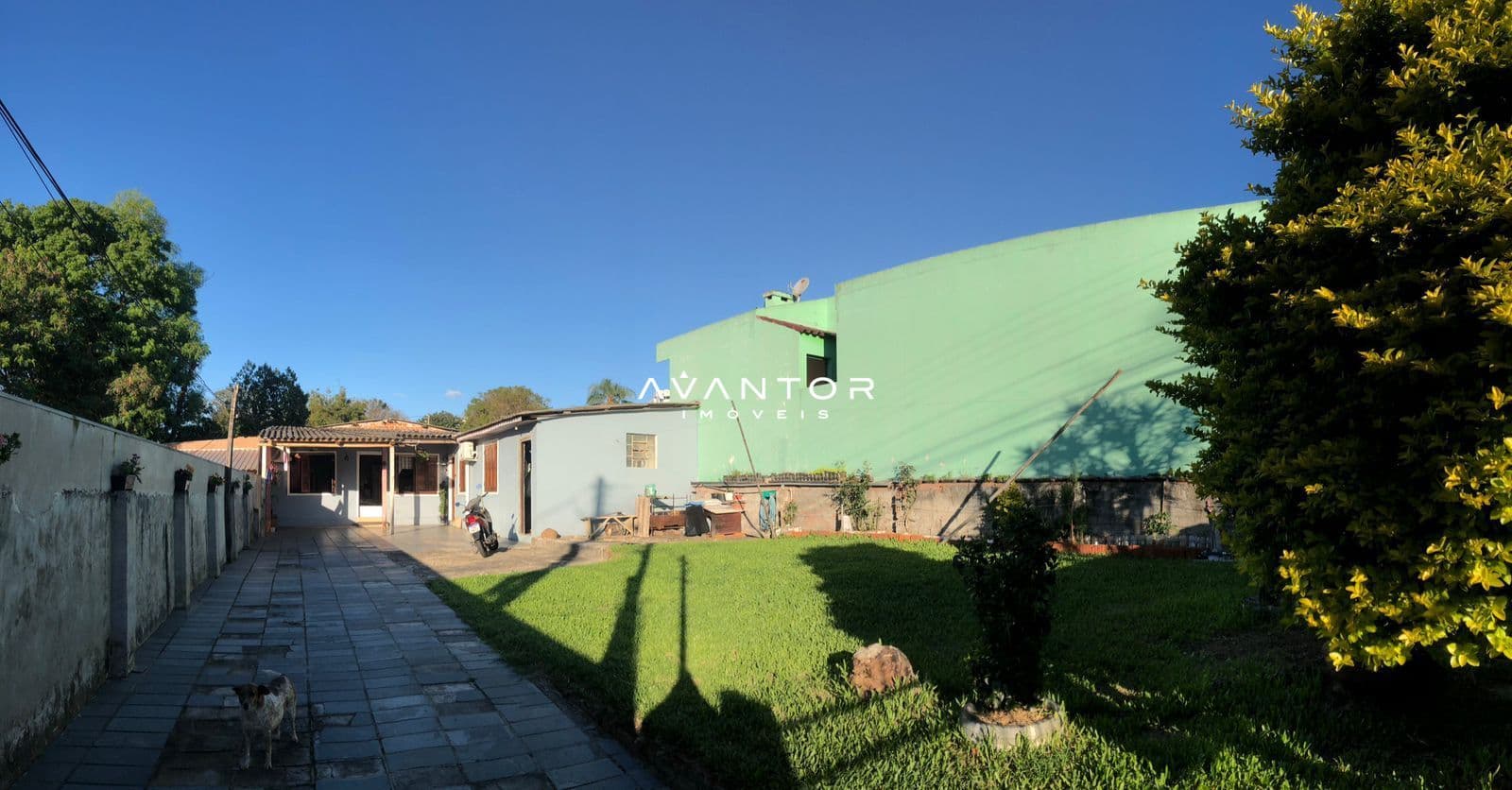Fachada da casa com pátio e gramado — Casa com 3 quartos à venda em Nossa Senhora de Fátima, Santa Maria/RS