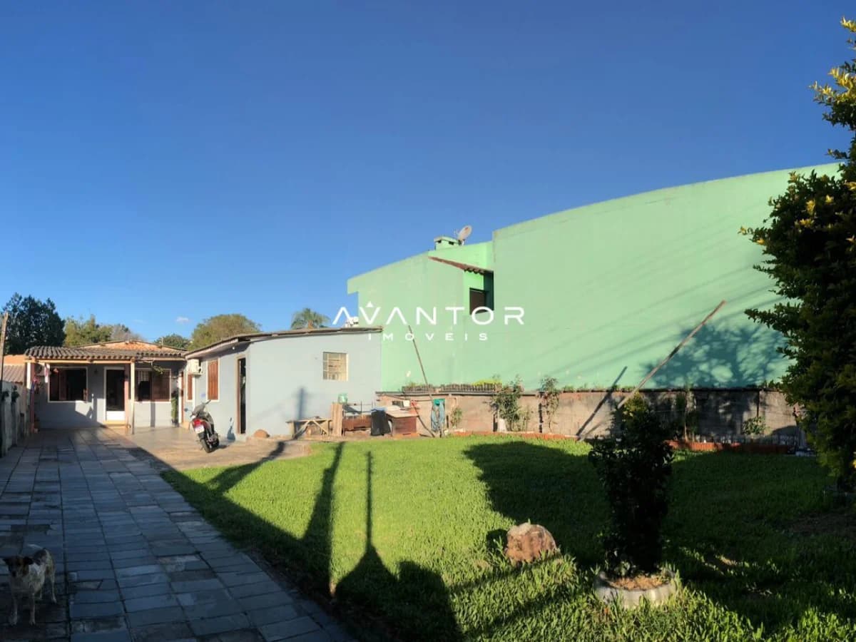 Fachada da casa com pátio e gramado — Casa com 3 quartos à venda em Nossa Senhora de Fátima, Santa Maria/RS