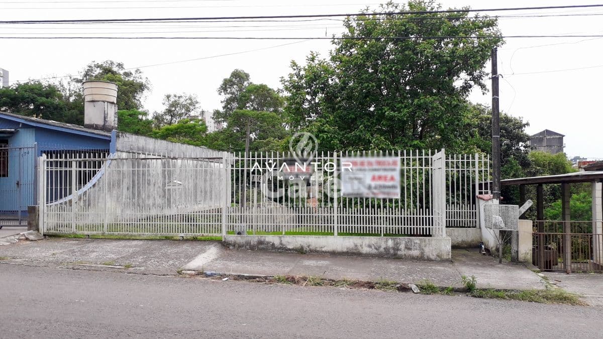 Fachada da propriedade com portão branco — Terreno à venda em Nossa Senhora Medianeira, Santa Maria/RS