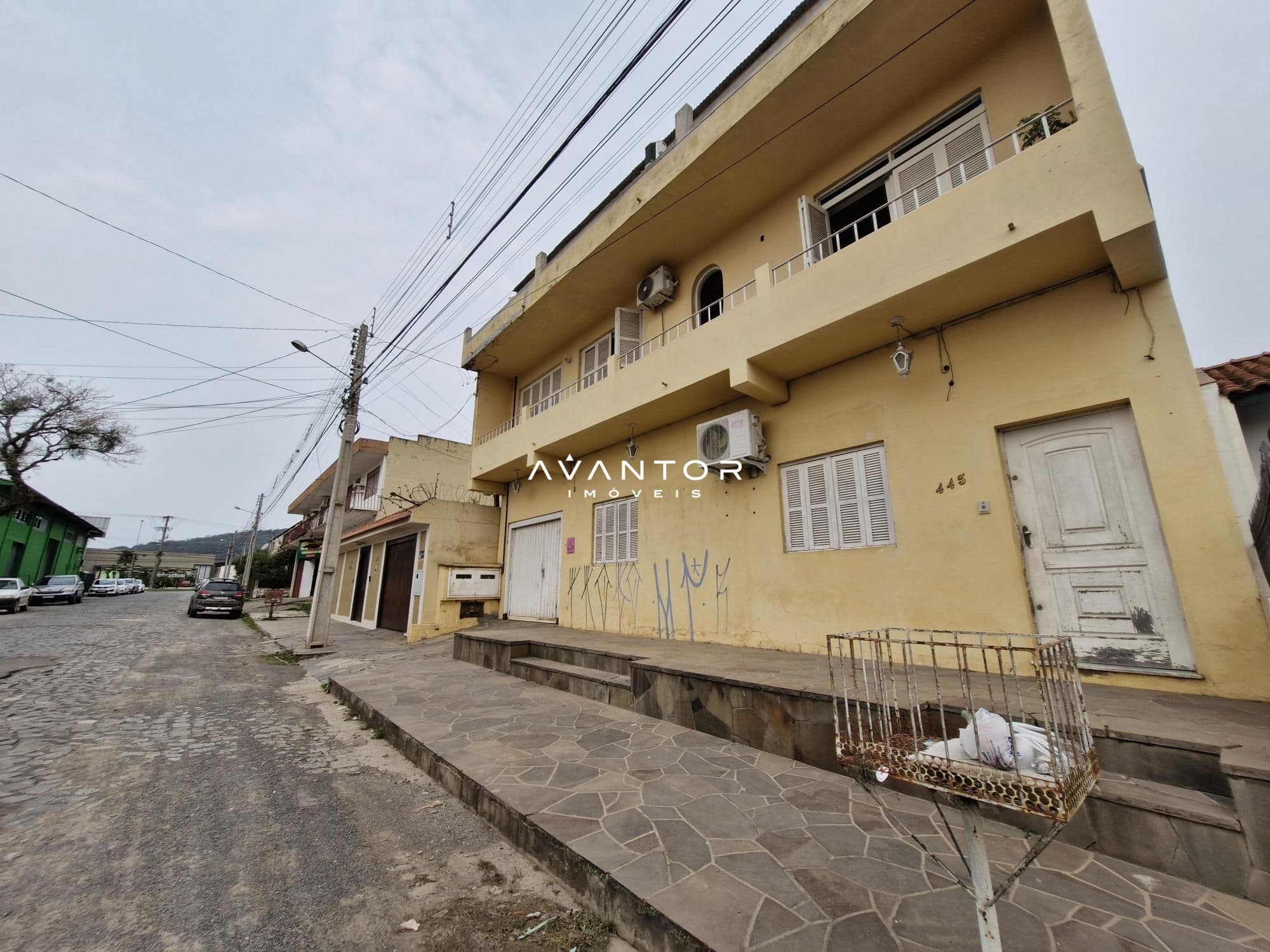 Fachada da casa com dois andares — Apartamento com 3 quartos à venda em Uglione, Santa Maria/RS