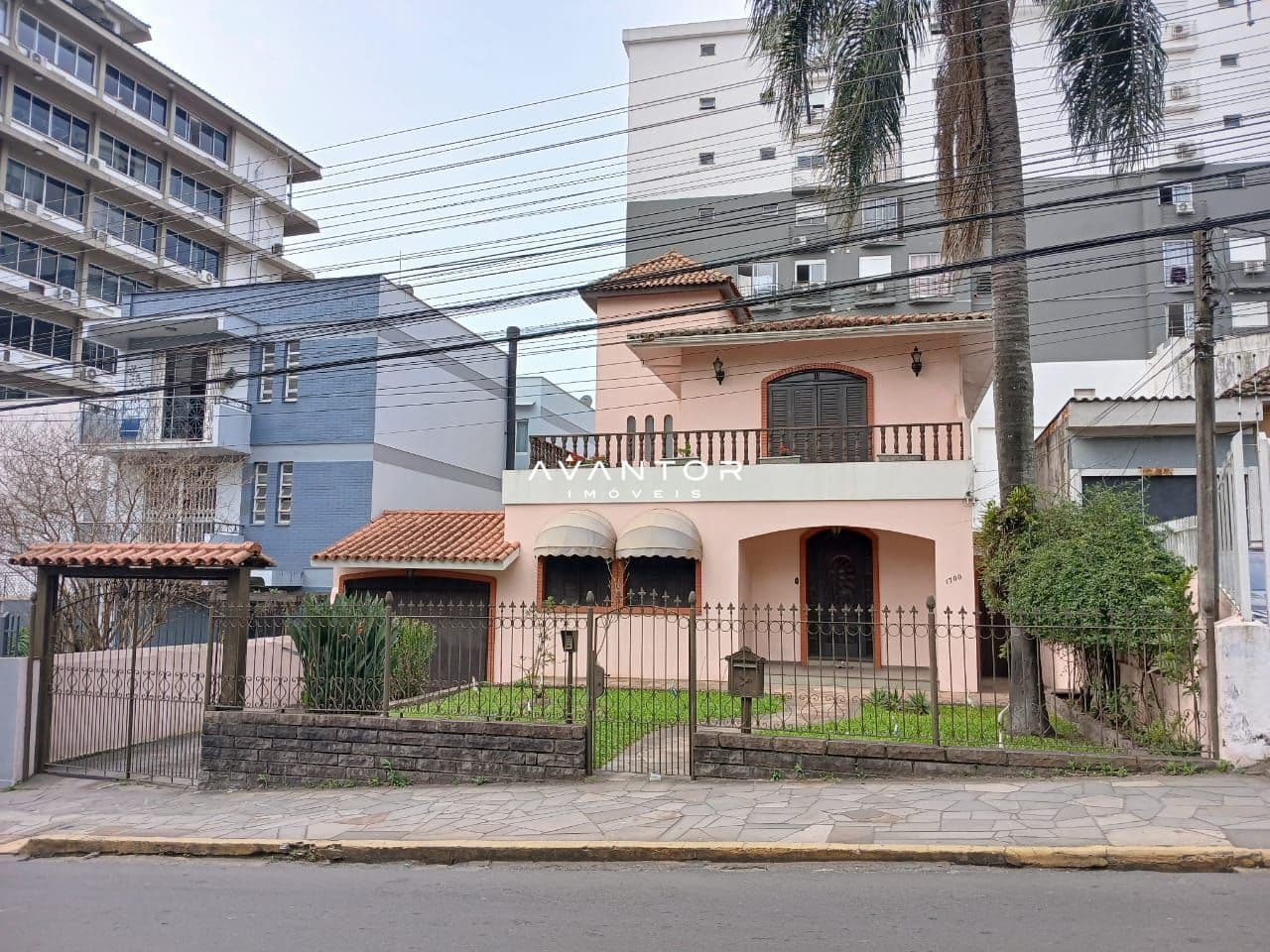 Fachada da casa com varanda — Casa Comercial com 4 salas à venda em Centro, Santa Maria/RS
