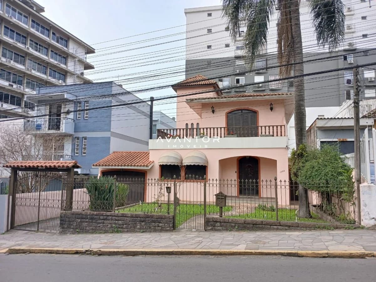 Fachada da casa com varanda — Casa Comercial com 4 salas à venda em Centro, Santa Maria/RS