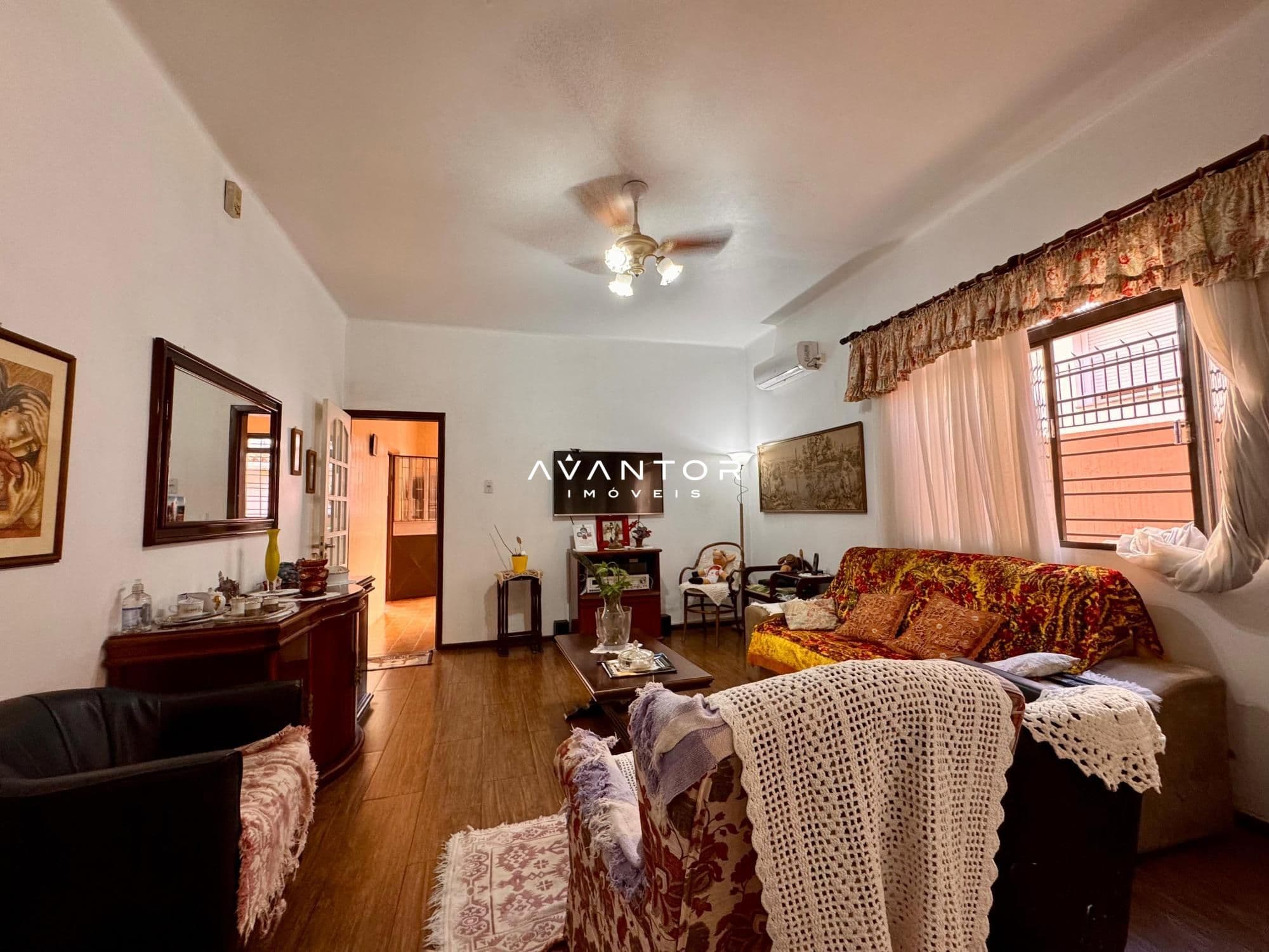 2° Sala de Estar — Casa Comercial com 4 salas à venda em Centro, Santa Maria/RS