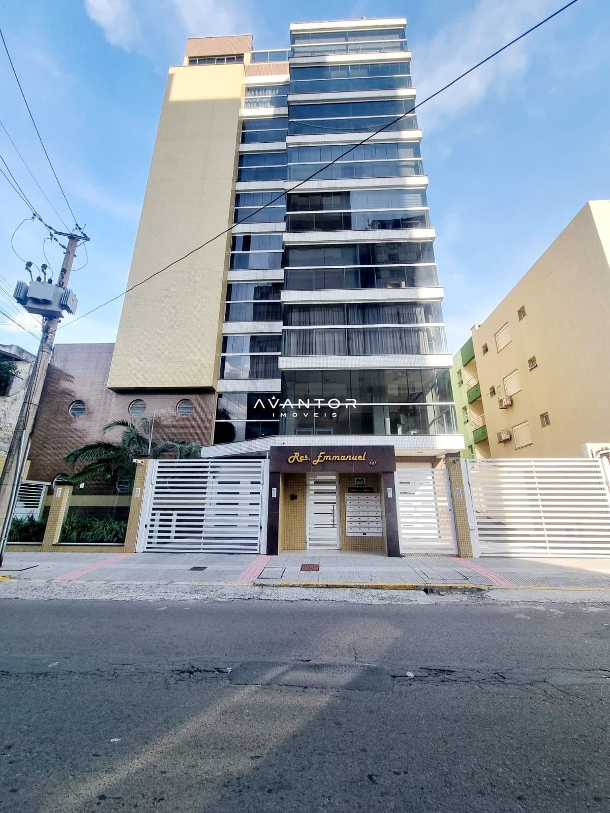 Fachada do prédio com garagem — Apartamento com 3 quartos à venda no Residencial Emmanuel, em Bonfim, Santa Maria/RS