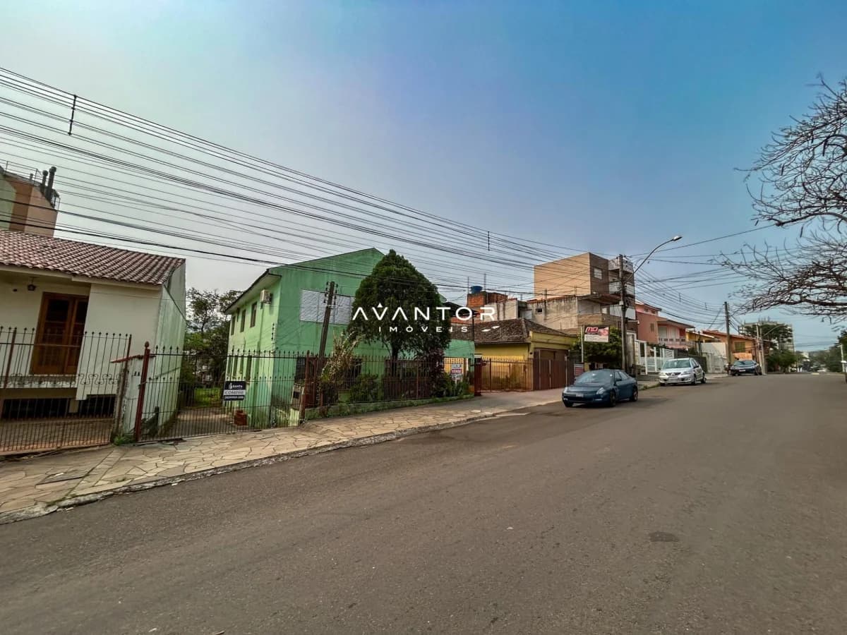 Fachada da rua com casarões — Terreno à venda em Bonfim, Santa Maria/RS