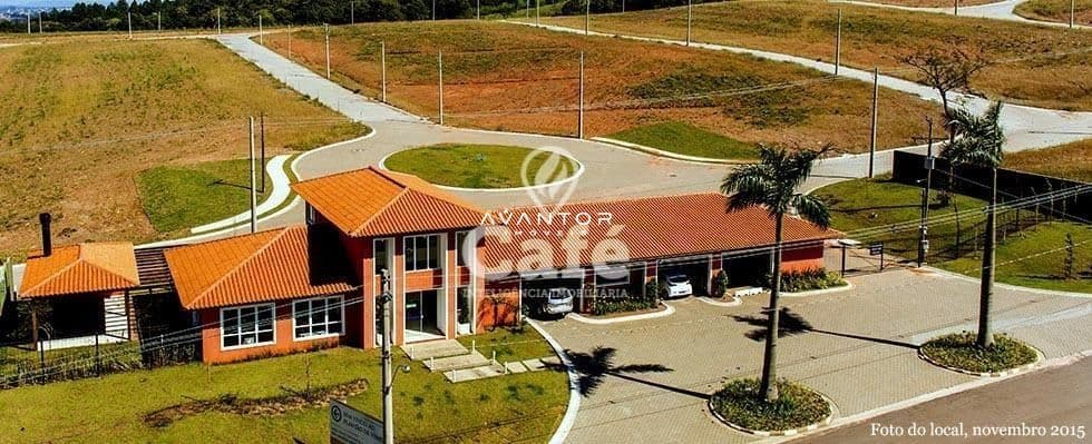 Fachada do imóvel com garagem — Terreno à venda no Residencial Real Park, em Tomazetti, Santa Maria/RS