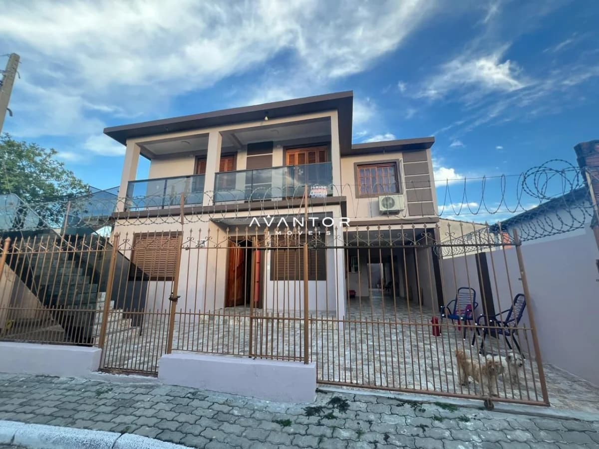 Fachada da casa com sacada e garagem — Casa com 7 quartos à venda em Carolina, Santa Maria/RS