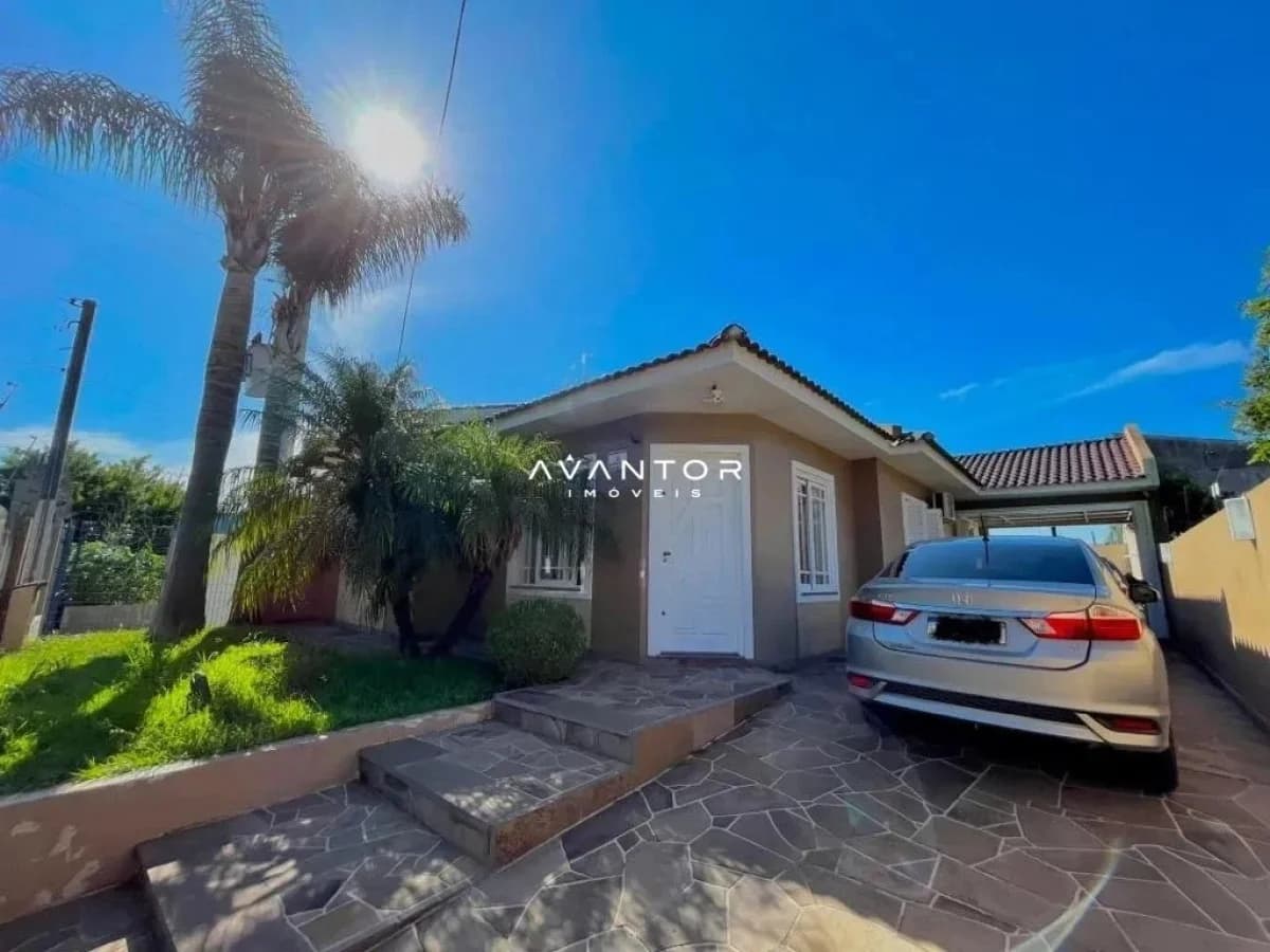 Fachada da casa com garagem e jardim — Casa com 3 quartos à venda em Patronato, Santa Maria/RS