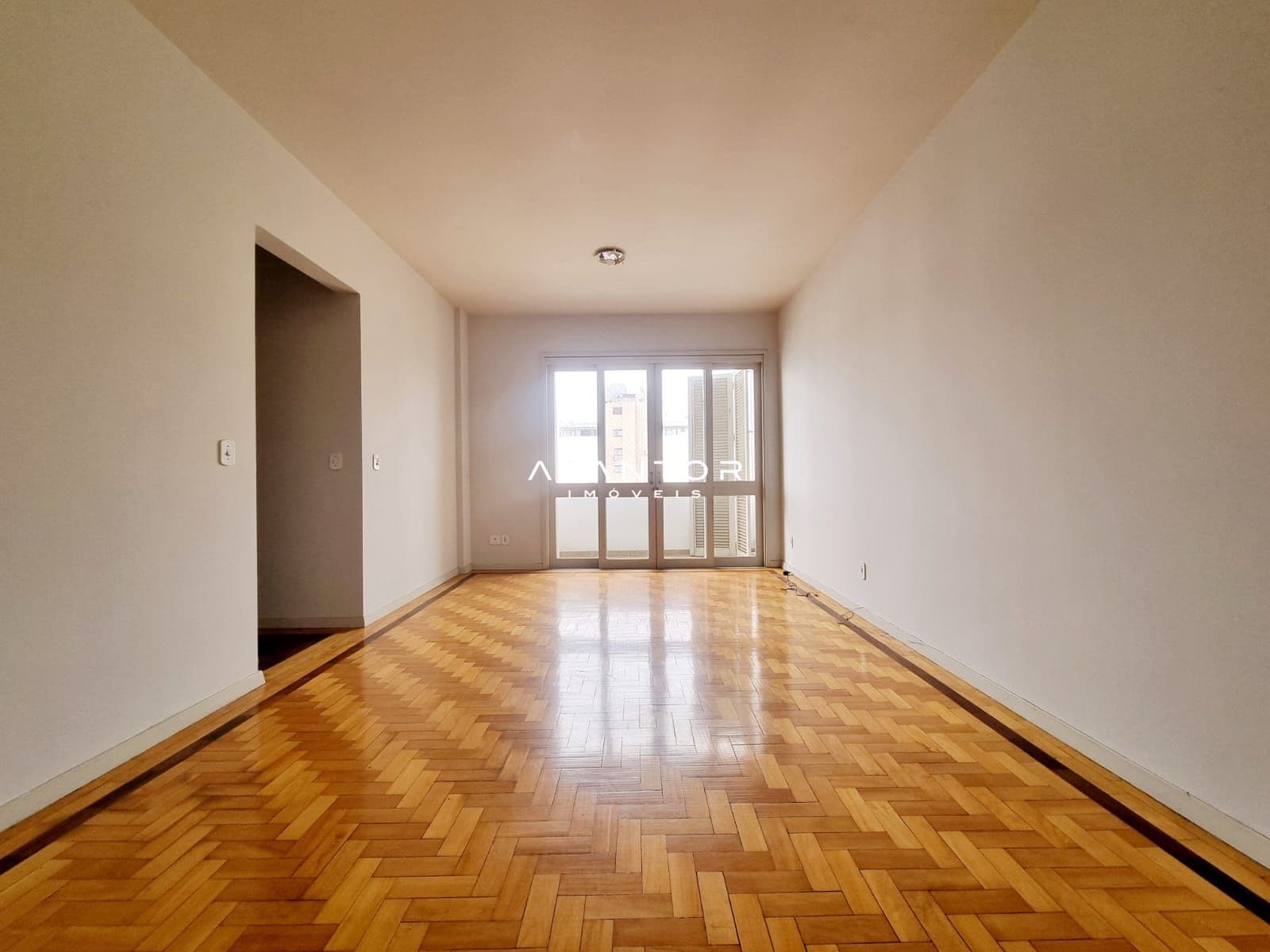 Sala de estar com piso em tacos de madeira — Apartamento com 3 quartos à venda no Edifício Augusto, em Centro, Santa Maria/RS