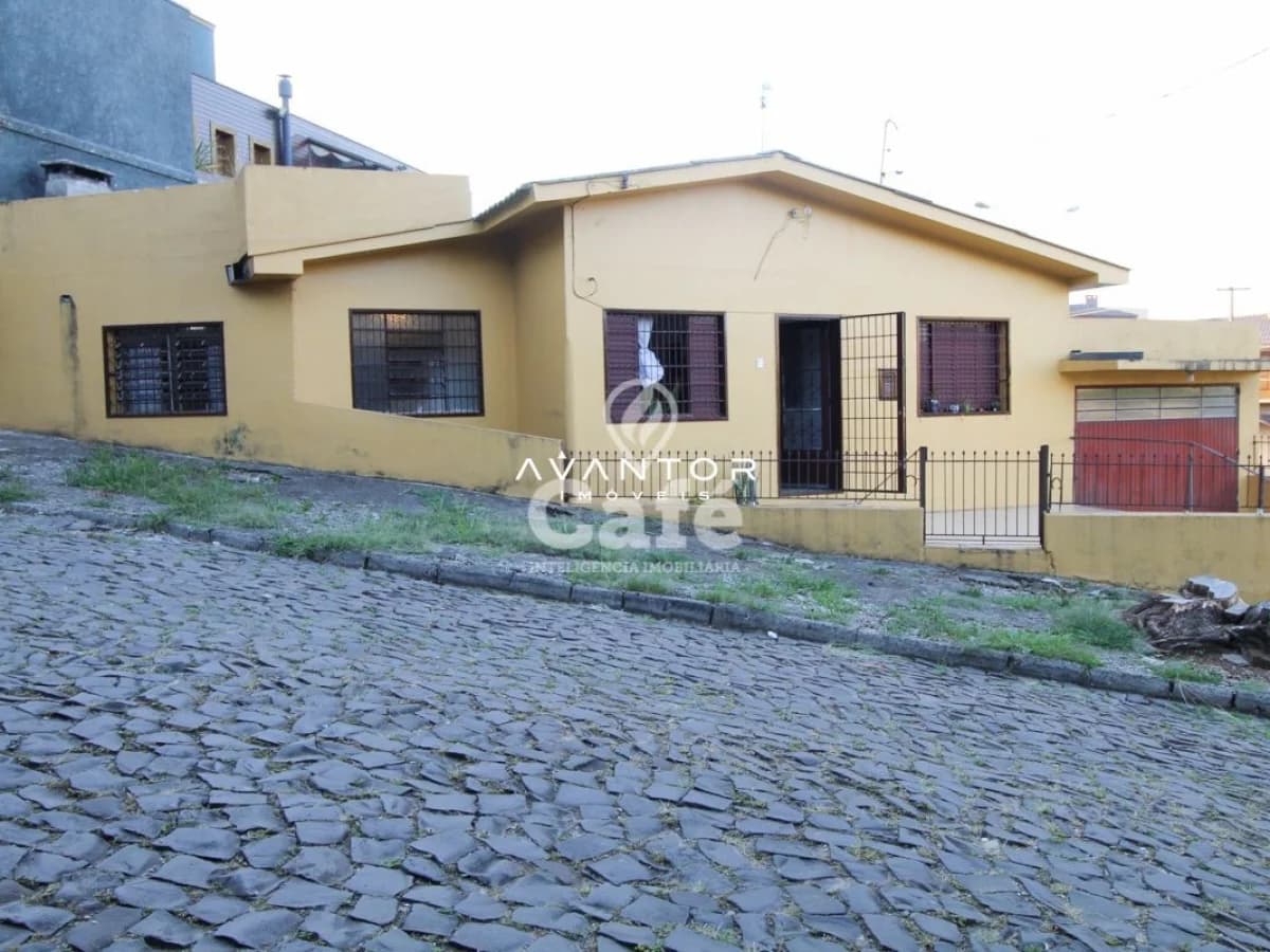 Fachada da casa com garagem — Terreno à venda em Nossa Senhora das Dores, Santa Maria/RS