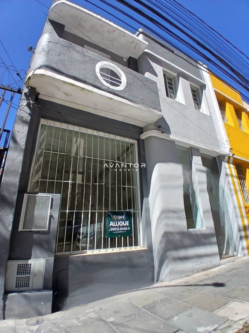 Fachada da casa com garagem — Casa Comercial com 4 salas à venda em Centro, Santa Maria/RS