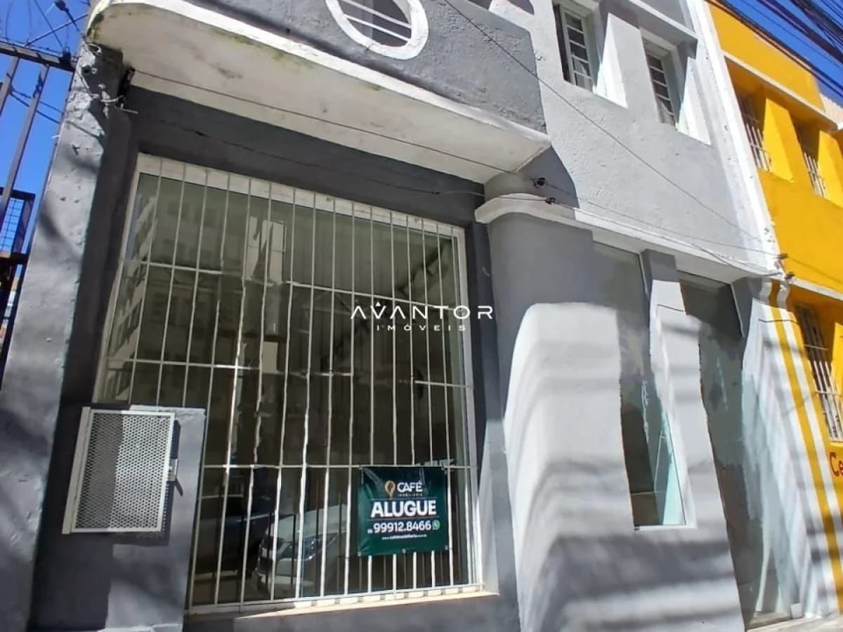 Fachada da casa com garagem — Casa Comercial com 4 salas à venda em Centro, Santa Maria/RS