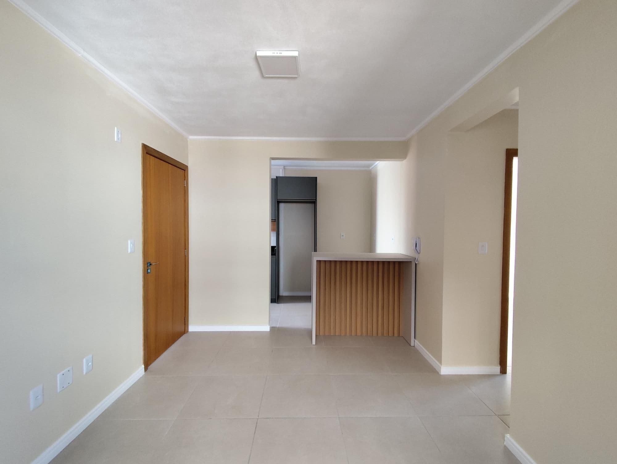 Sala integrada com cozinha e bancada — Apartamento com 1 quarto para alugar em Nossa Senhora do Rosário, Santa Maria/RS
