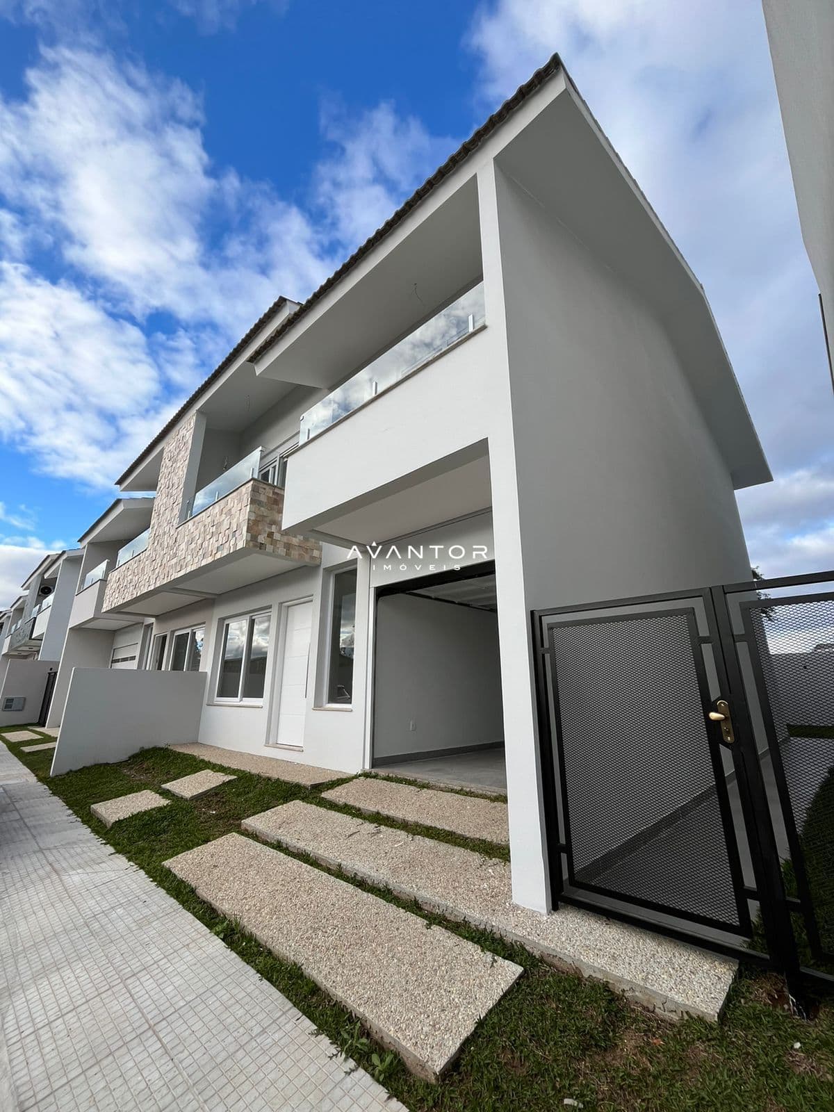 Fachada da casa com garagem — Casa com 3 quartos à venda em Camobi, Santa Maria/RS