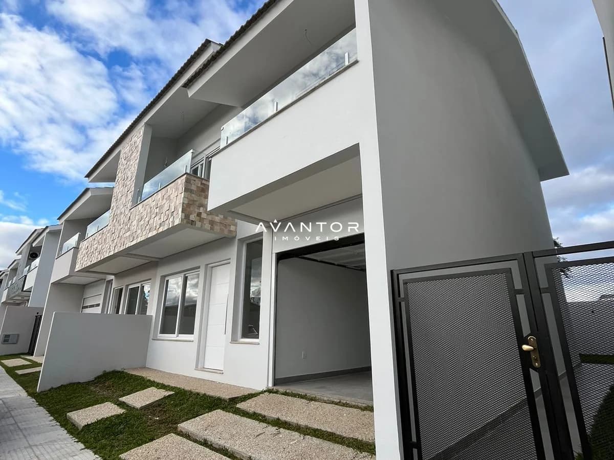 Fachada da casa com garagem — Casa com 3 quartos à venda em Camobi, Santa Maria/RS