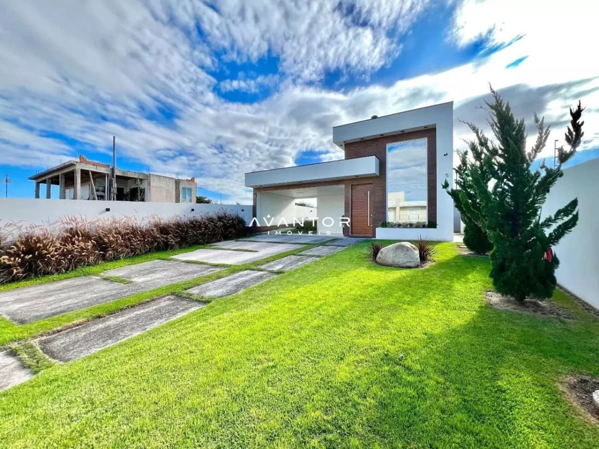 Fachada da casa com jardim e área externa — Casa com 3 quartos à venda em Diácono João Luiz Pozzobon, Santa Maria/RS
