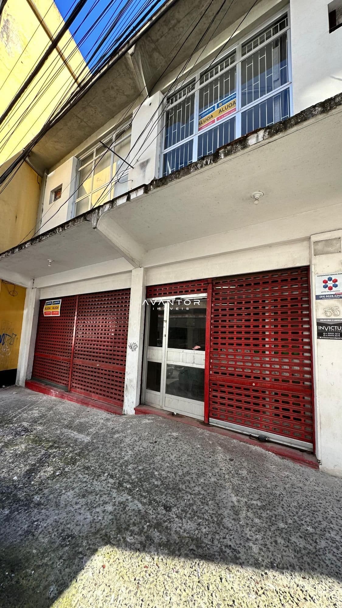 Fachada com garagem e porta de entrada — Loja com 1 sala para alugar em Centro, Santa Maria/RS