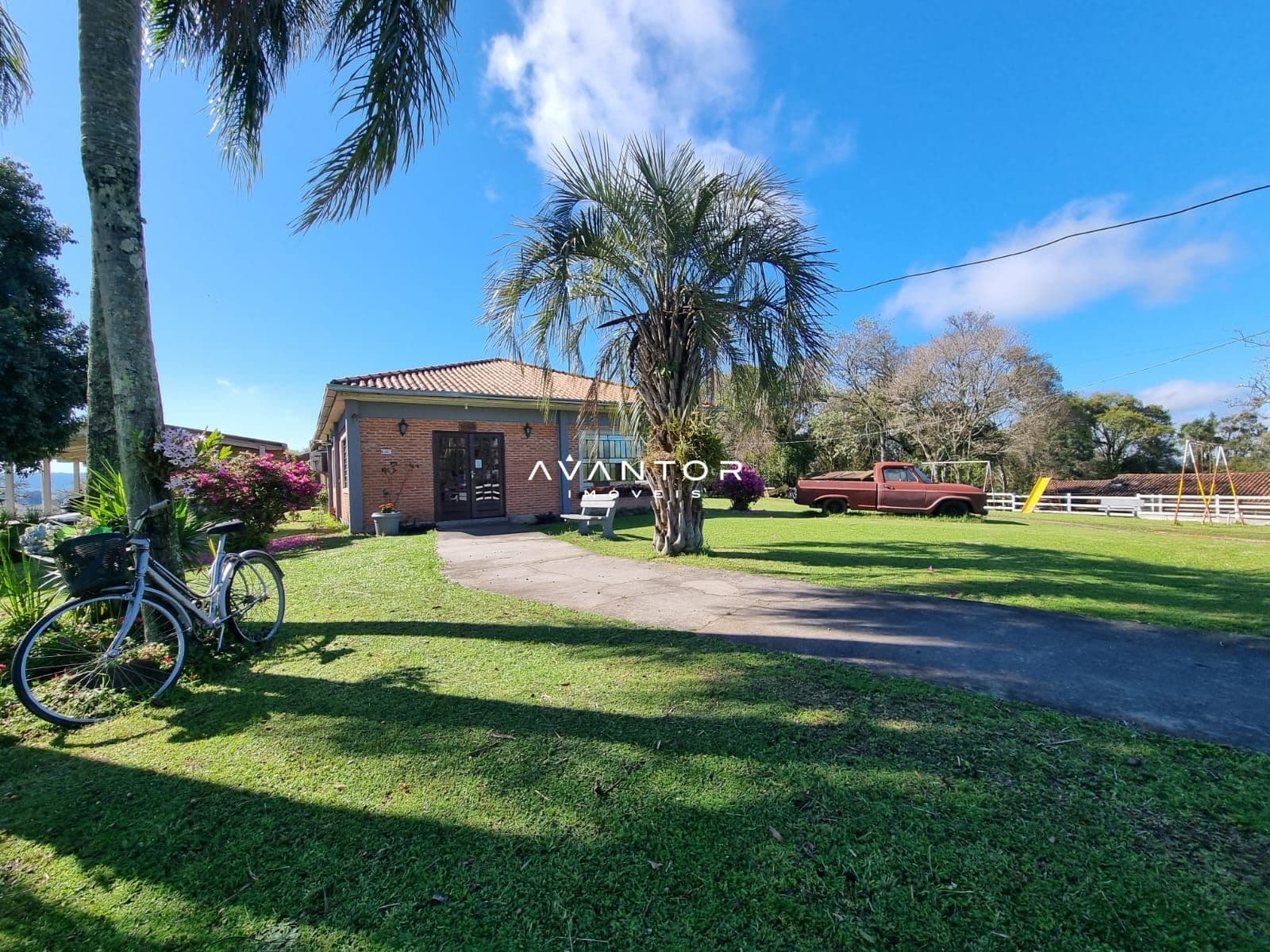 Fachada da casa com terreno e jardim — Chácara com 3 quartos à venda em Boca do Monte, Santa Maria/RS