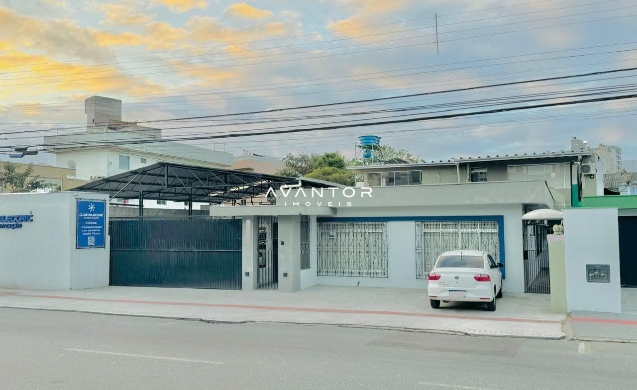 Fachada da casa com garagem — Casa com 6 quartos à venda em São João, Itajaí/SC