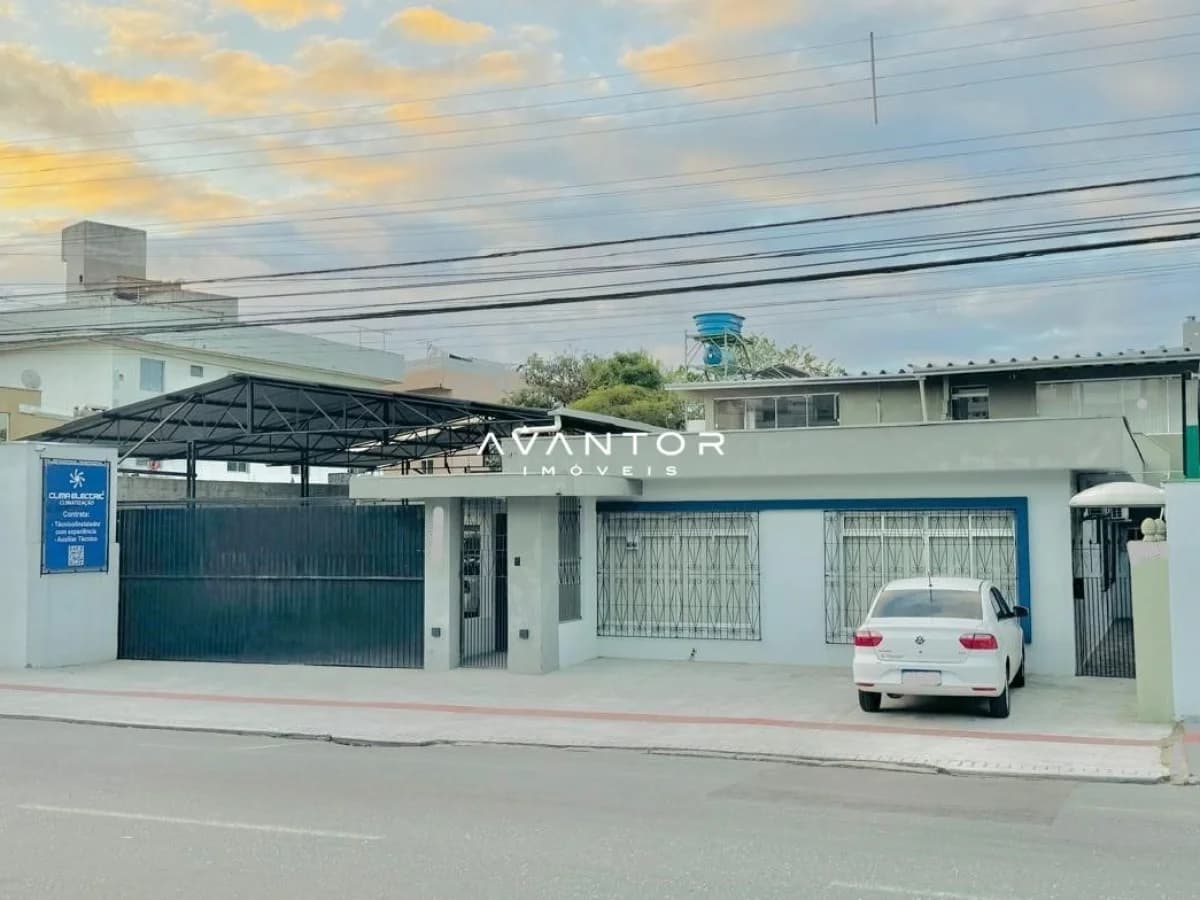 Fachada da casa com garagem — Casa com 6 quartos à venda em São João, Itajaí/SC