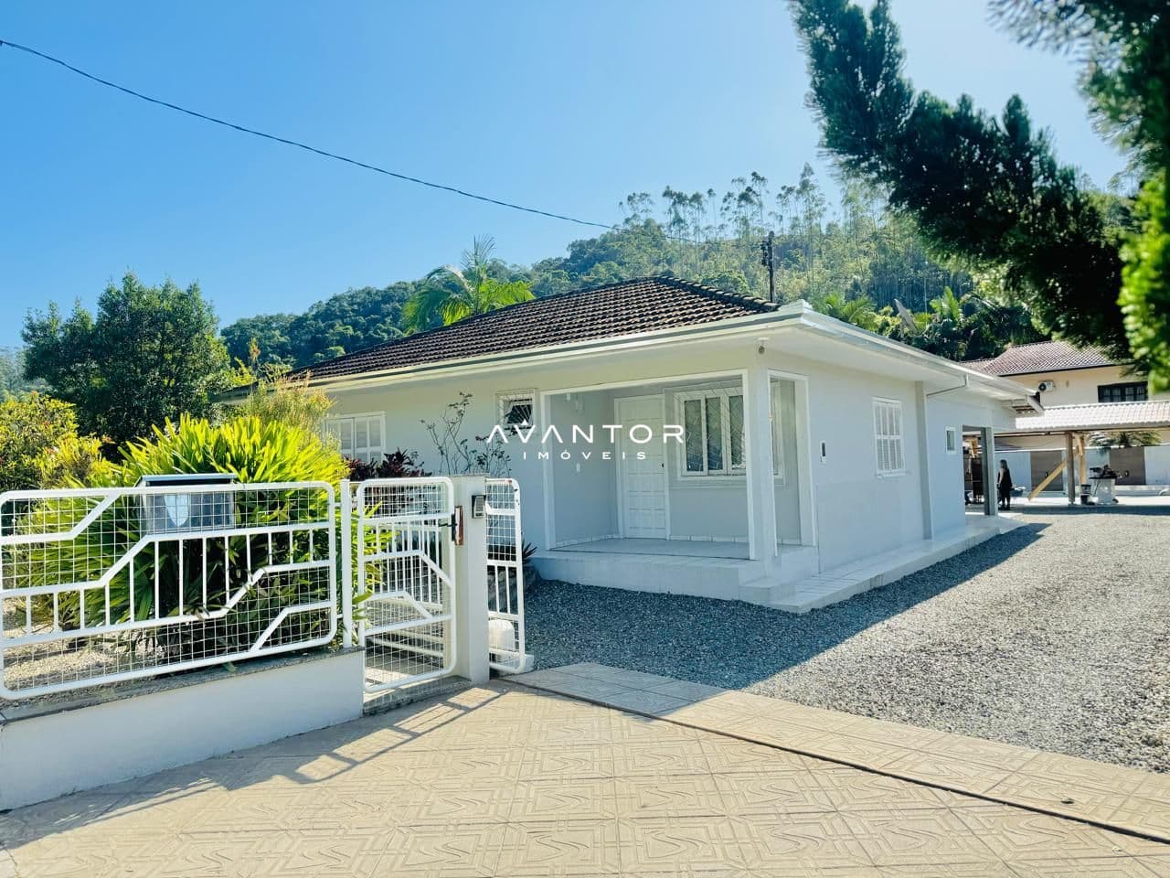 Fachada da casa com garagem e acesso frontal — Casa com 4 quartos à venda em Zona Rural, Nova Trento/SC