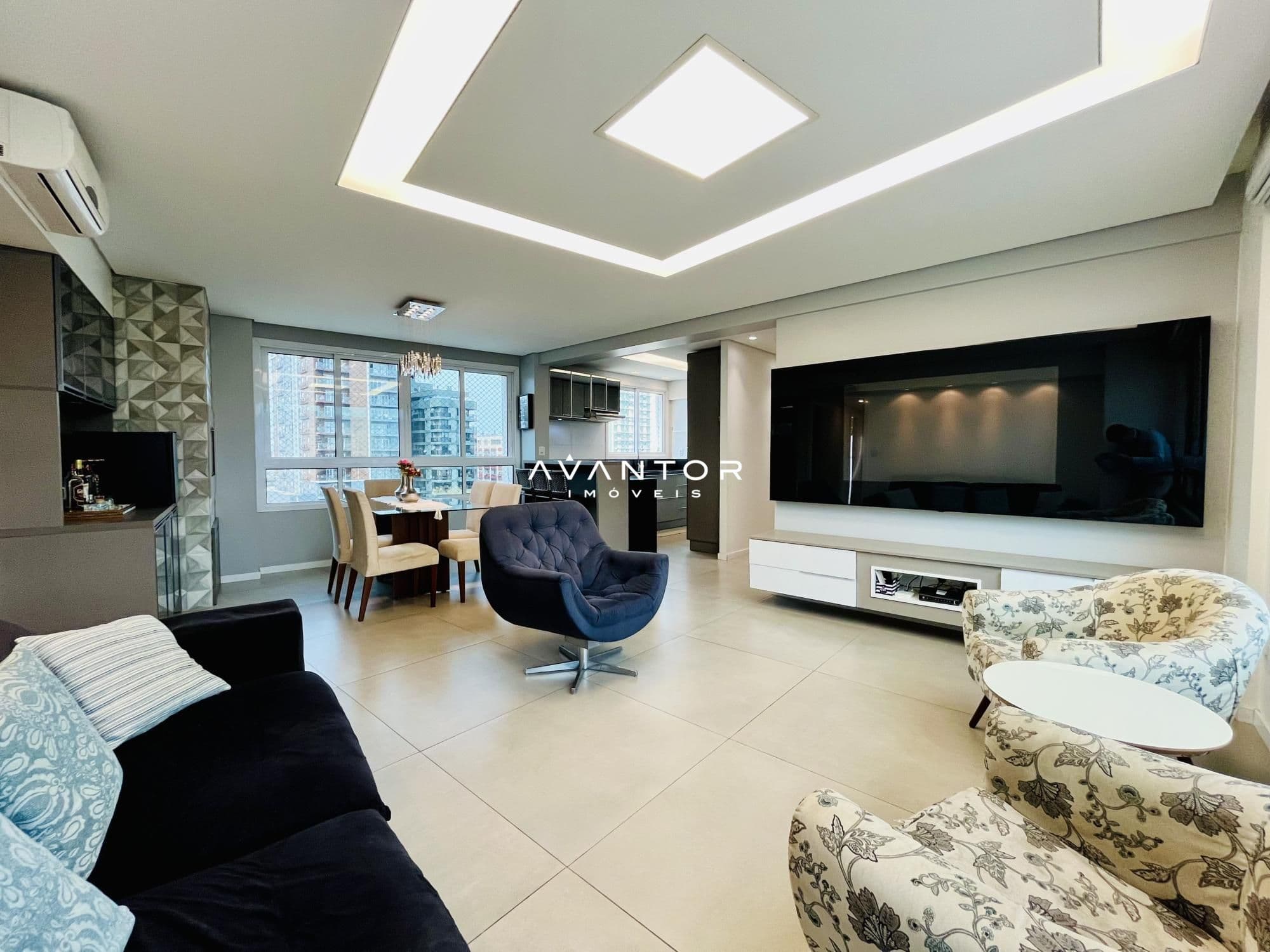 Sala de estar com sacada e vista da cidade — Apartamento com 3 quartos à venda em Centro, Santa Maria/RS