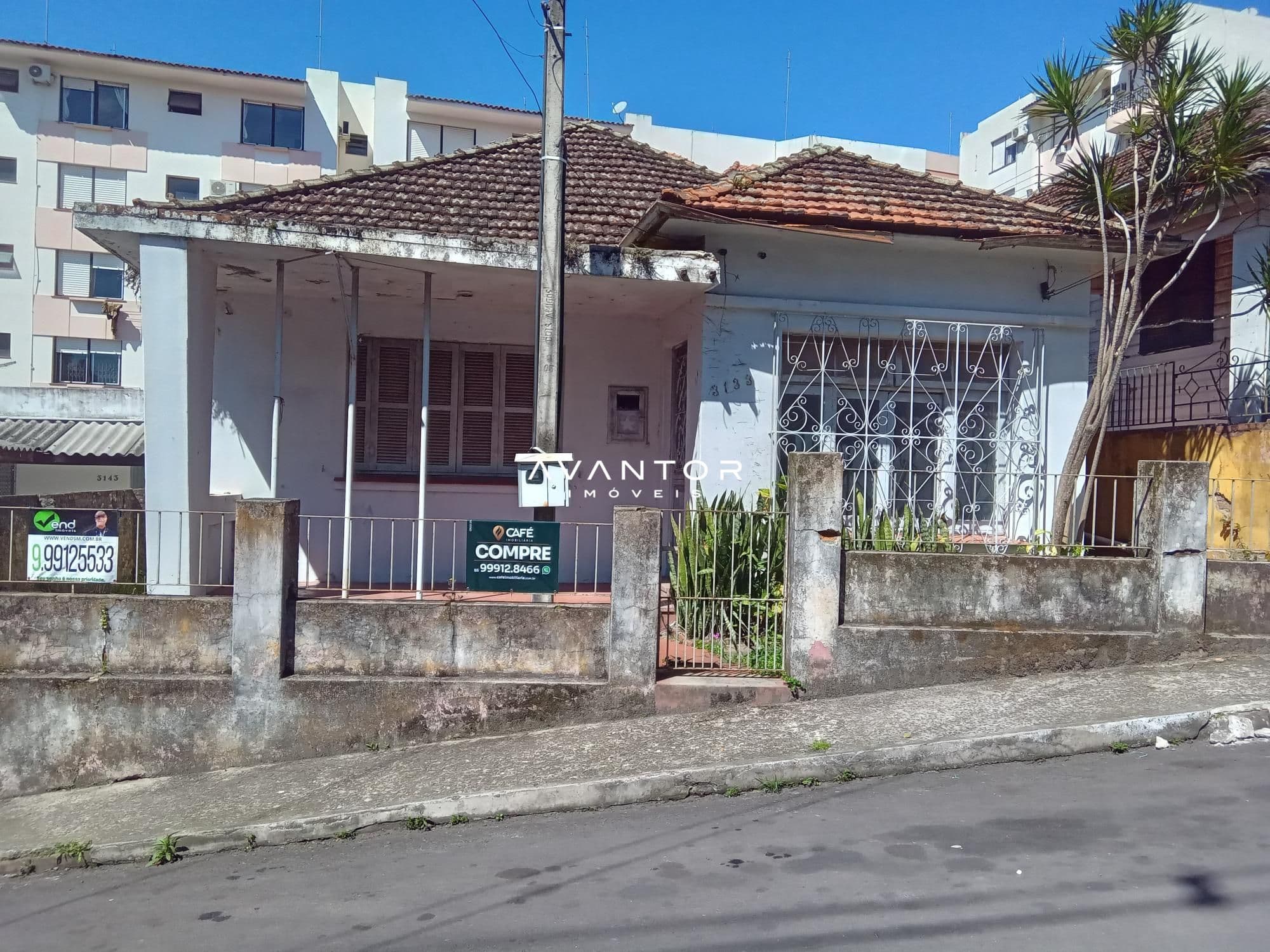 Fachada da casa com varanda frontal — Terreno à venda em Centro, Santa Maria/RS