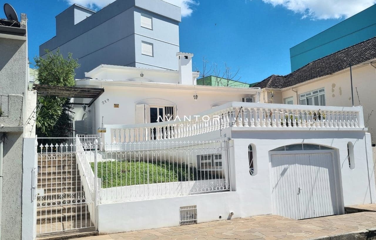 Fachada da casa com garagem e sacada — Casa com 3 quartos à venda em Nossa Senhora do Rosário, Santa Maria/RS