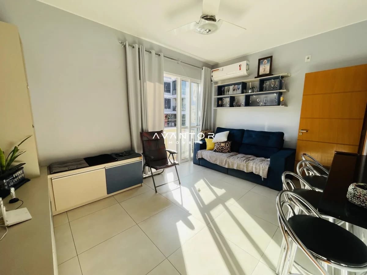 Dormitório com sacada e armários planejados — Apartamento com 2 quartos à venda em Centro, Santa Maria/RS
