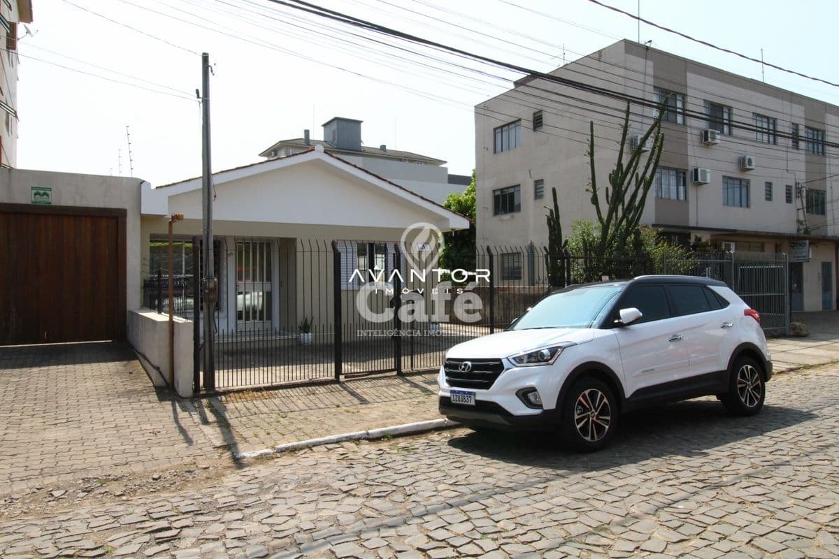Excelente casa térrea próximo a UFSM ou podendo ser utilizado o terreno para construção — Casa com 3 quartos à venda em Camobi, Santa Maria/RS