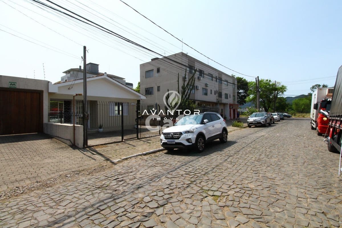 Excelente casa térrea próximo a UFSM ou podendo ser utilizado o terreno para construção — Casa com 3 quartos à venda em Camobi, Santa Maria/RS