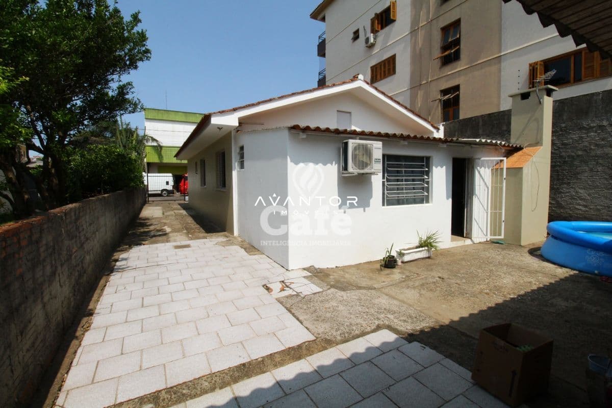 Excelente casa térrea próximo a UFSM ou podendo ser utilizado o terreno para construção — Casa com 3 quartos à venda em Camobi, Santa Maria/RS