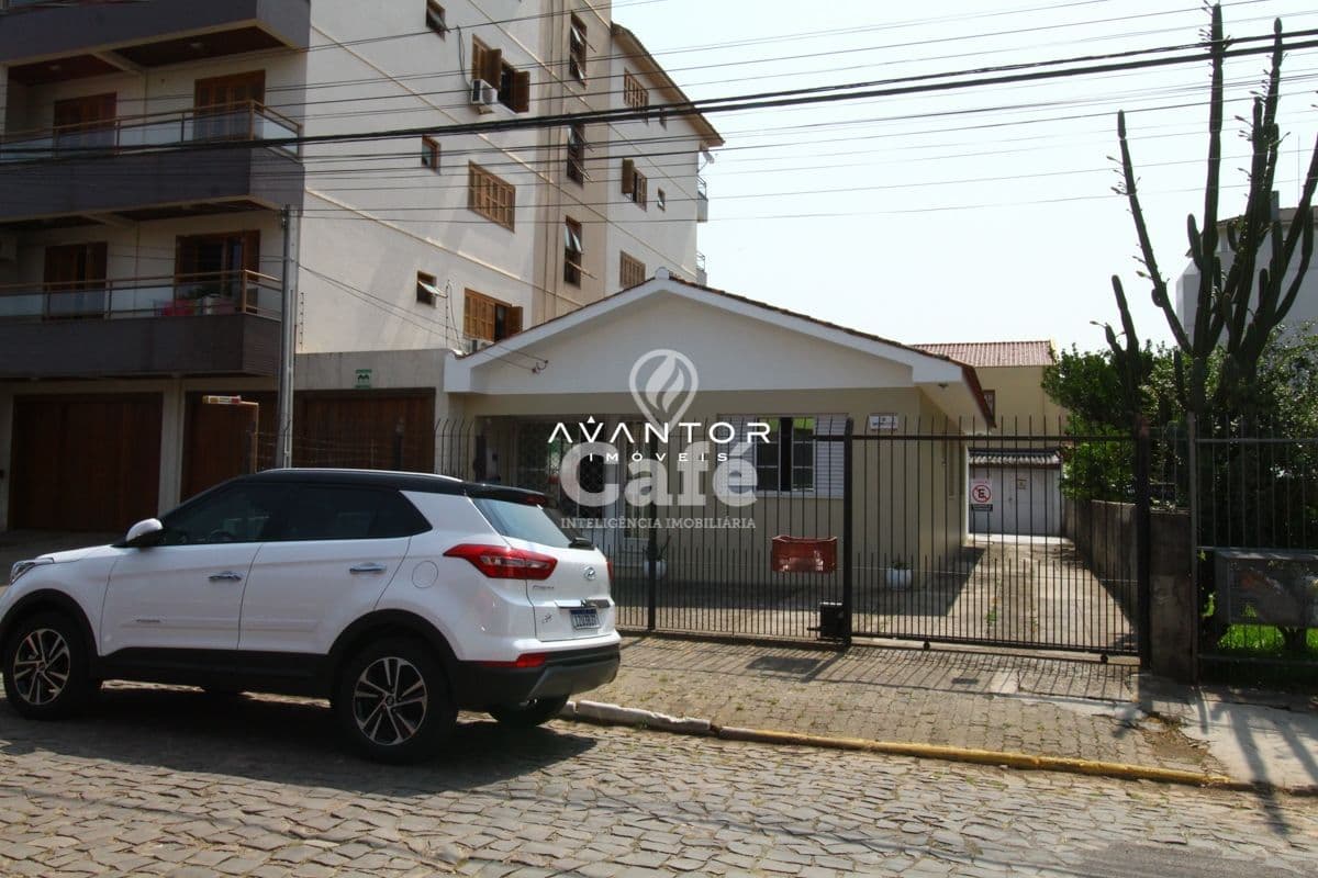 Excelente casa térrea próximo a UFSM ou podendo ser utilizado o terreno para construção — Casa com 3 quartos à venda em Camobi, Santa Maria/RS