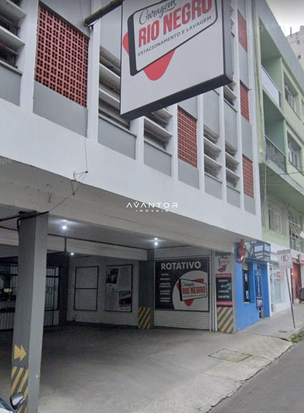 Fachada do prédio com comércios — Box à venda no Edificio Rio Negro, em Bonfim, Santa Maria/RS