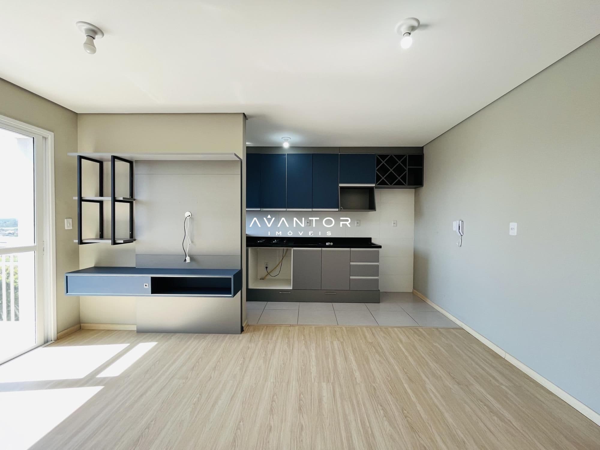 Cozinha integrada à sala com armários planejados — Apartamento com 2 quartos à venda em Camobi, Santa Maria/RS